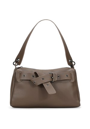 Bolso de mano de cuero marrón con forma estructurada, que cuenta con una correa ancha y una hebilla decorativa con acentos de tachuelas. Superficie texturizada.