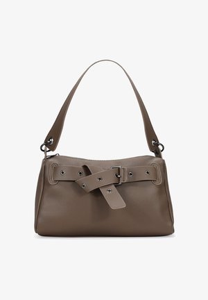 Bolso de mano de cuero marrón con forma estructurada, que cuenta con una correa ancha y una hebilla decorativa con acentos de tachuelas. Superficie texturizada.