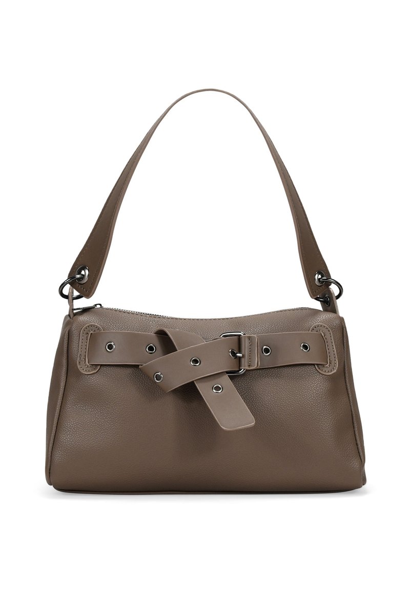 Bolso de mano de cuero marrón con forma estructurada, que cuenta con una correa ancha y una hebilla decorativa con acentos de tachuelas. Superficie texturizada.