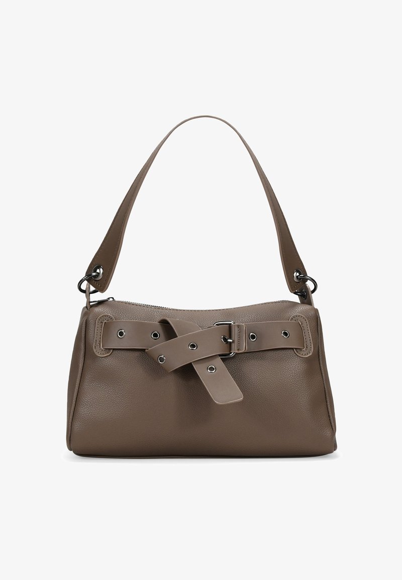 Bolso de mano de cuero marrón con forma estructurada, que cuenta con una correa ancha y una hebilla decorativa con acentos de tachuelas. Superficie texturizada.