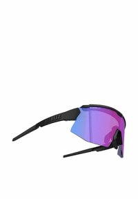 Gafas de sol deportivas negras con una gran lente curva en degradado púrpura, un marco ligero y patillas flexibles para un ajuste seguro.