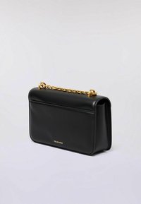 Černá kožená kabelka s obdélníkovým tvarem, zlatým řetízkem a jemně strukturovaným povrchem. Na přední straně má zlaté logo.