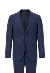 Traje a rayas azul marino con un corte ajustado, cierre de dos botones, solapas con muesca y bolsillos laterales. Textura suave con un brillo sutil.