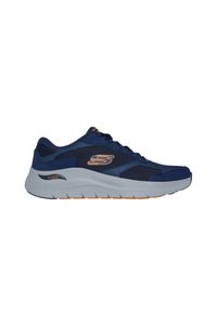 Scarpa sportiva blu navy realizzata in mesh e suede, con suola grigia ammortizzata, dettagli arancioni e design con lacci.