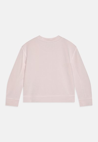Sudadera corta de color rosa claro, con mangas largas, escote redondo y costuras visibles. Tejido suave con una textura lisa. Sin gráficos ni patrones.