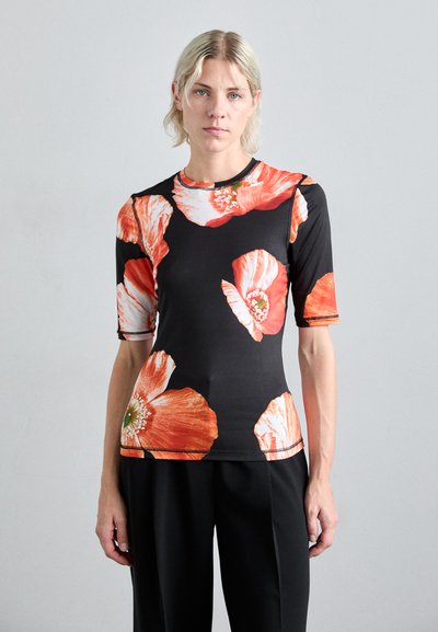 Schwarzes T-Shirt mit kurzen Ärmeln, das große orangefarbene Blumenmuster und einen runden Ausschnitt aufweist. Hergestellt aus einem glatten, dehnbaren Material mit taillierter Passform.