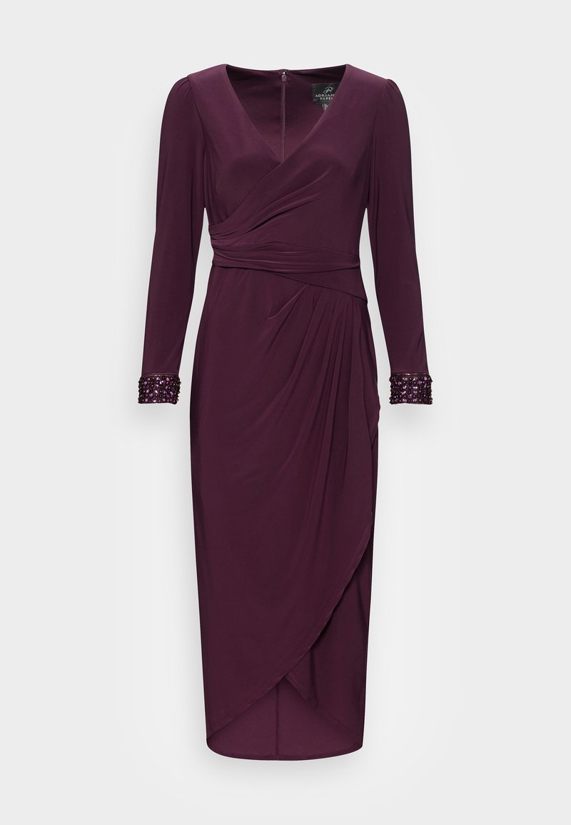 Viininpunainen mekko, jossa on pitkät hihat, V-aukko, kietaisumalli, kerätty vyötärö ja koristellut kalvosimet. Pehmeä, laskeutuva kangas, jossa liehuva yksityiskohta.