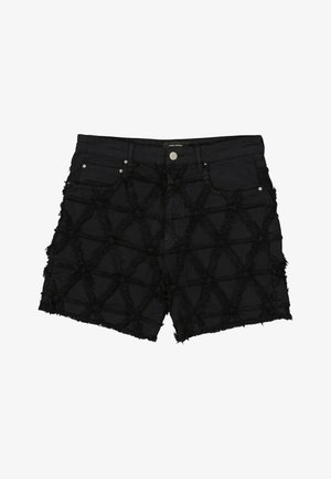 Short en jean noir avec motifs croisés effilochés, style cinq poches, bouton métal et ourlet court.