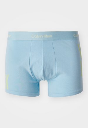 Világoskék pamut boxer alsónadrág sárga "Calvin Klein" logóval a derékrészen és nagy "K"-val az elején. Simasága és testhezálló fazonja jellemzi.
