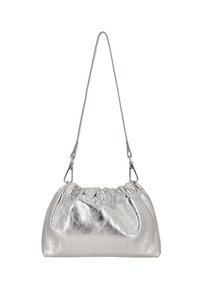 Sac à main métallisé argenté avec un haut froncé, une texture lisse, et une petite bandoulière, équipé de clips métalliques pour fixer la bandoulière.