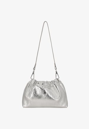 Stříbrná kovová kabelka se staženým horním okrajem, hladkou texturou a krátkým ramenním popruhem, s kovovými sponami pro připevnění popruhu.