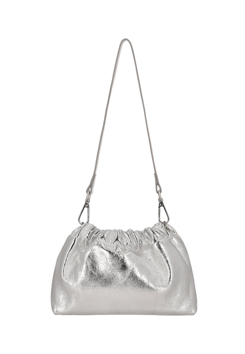 Sac à main métallisé argenté avec un haut froncé, une texture lisse, et une petite bandoulière, équipé de clips métalliques pour fixer la bandoulière.