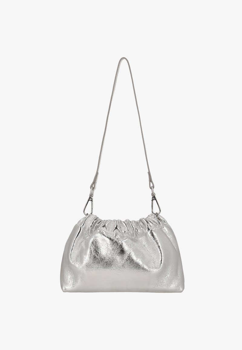 Sac à main métallisé argenté avec un haut froncé, une texture lisse, et une petite bandoulière, équipé de clips métalliques pour fixer la bandoulière.