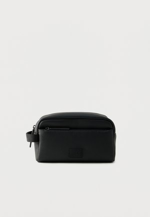 Sort tekstureret læder toilettaske med frontlynlåslomme og sidelænt træk, rektangulær form, HUGO logo på forsiden.