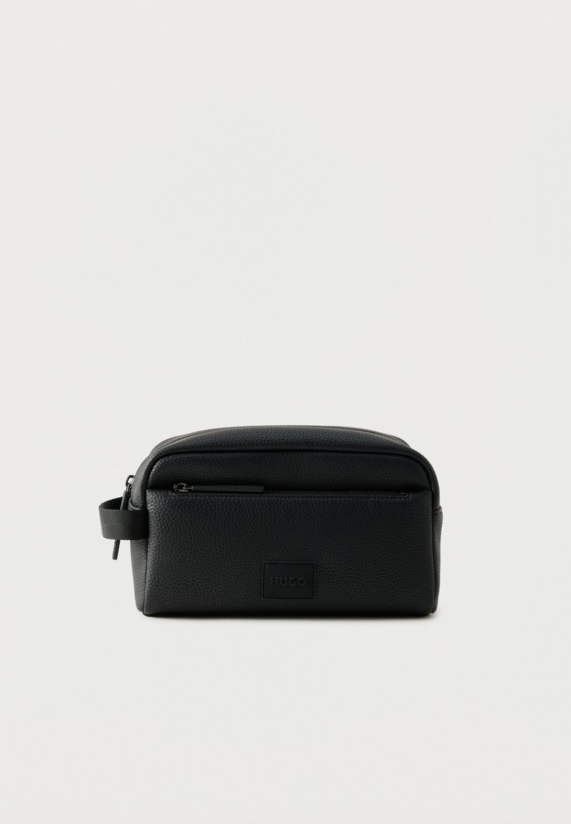 Μαύρη δερμάτινη τσάντα καλλυντικών με υφή, με μπροστινή τσέπη με φερμουάρ και πλαϊνό κορδόνι, ορθογώνιο σχήμα, ετικέτα με το λογότυπο HUGO μπροστά.