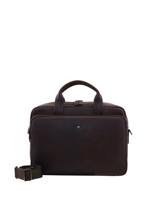 Mallette en cuir marron foncé avec double poignées à glissière, poche avant à fermeture éclair, poignées de transport supérieures et bandoulière amovible sur fond blanc.