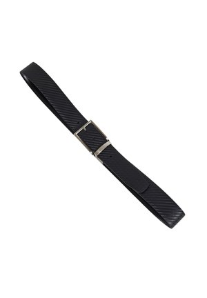 Cintura in pelle nera con texture, dotata di fibbia rettangolare argentata, esposta diagonalmente su uno sfondo bianco.
