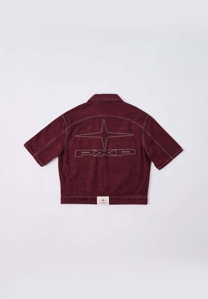 Bordeauxrode korte mouw jas met grote gestikte ster en "PXP" logo op de achterkant, kraag en wit label aan de zoom.