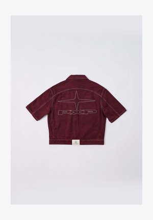 Chaqueta burdeos de manga corta con una gran estrella cosida y el logo "PXP" en la espalda, el cuello y una etiqueta blanca en el dobladillo.