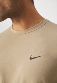Nike Performance HYVERSE - T-skjorte til trening - khaki