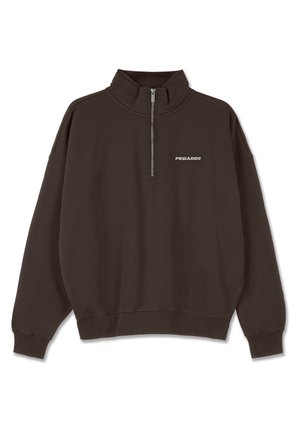 Σκούρο καφέ πουλόβερ με μισό φερμουάρ, διαθέτει ψηλό γιακά, ριμπ μανσέτες και στρίφωμα, καθώς και λευκό λογότυπο "PEGADOR" στο στήθος.