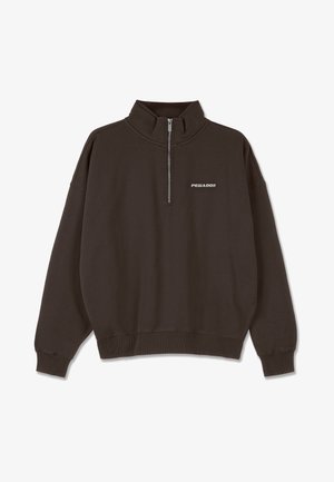 Tmavohnedý pulóver so zipsom, polovičný zips, s vysokým golierom, rebrovanými manžetami a lemom, a bielym logom "PEGADOR" na prsiach.