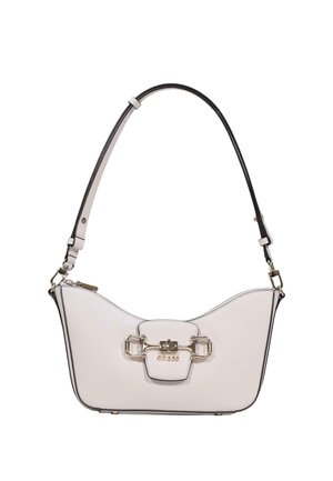 Bolso blanco de cuero para el hombro con correa negra ajustable, cierre de tono plateado y detalle de hebilla en la solapa frontal.