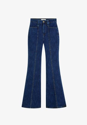 Jeans de denim acampanados en azul oscuro con cintura alta, bolsillos delanteros y costuras en contraste que recorren el frente. Textura suave, diseño clásico.