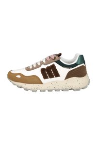 Zapatilla blanca y marrón con suela moteada, pestaña del talón verde oscuro, cordones rosa y blancos, y una gran "m" marrón en el lateral.