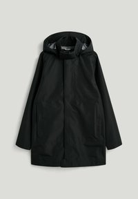 Sort vandtæt hættejakke med lynlås foran, høj krave og to sidelommer, lagt fladt på en lys grå baggrund.