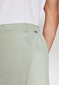 Nike Performance STRIDE - Korte sportsbukser - jade horizon/black/reflective silver