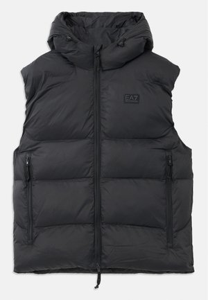 Melnā kapuce puffer veste ar quiltēta dizainu, ar rāvējslēdzēju un kabatām priekšpusē, auklu regulēšanu un nelielu zīmola logo uz krūšu daļas.