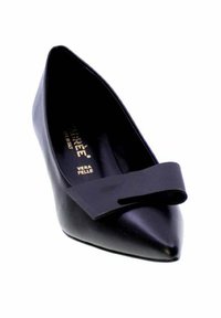 Scarpa piatta in pelle nera con punta affilata e una larga fascia decorativa sulla parte superiore.