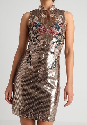 Hihaton polvipituinen mekko, jossa on pronssinvärisiä paljetteja ja rintakehän sekä vyötärön alueella kirjailtuja perhosia ja kukkakuvioita.