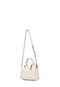 Valkoinen nahkalaukku, jossa on kaksinkertaiset kantokahvat, säädettävä olkahihna, kullanväriset yksityiskohdat sekä teksturoitu muotoilu hienovaraisella kuvioinnilla.