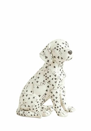 Skulptur eines sitzenden Hundes, bedeckt mit sich überlappenden Spielkarten mit Pik- und Kreuzsymbolen auf weißem Hintergrund.