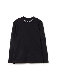 Zwart long sleeve shirt met een ronde hals, voorzien van geborduurde vlammen aan de onderkant en de zin "wake up to reality" in het wit bij de kraag.