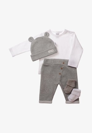 Graue Baumwollhose mit Holzknöpfen, weißem Langarmshirt, grauem Hut mit Bärenakzent und passenden Socken in Hellgrau und Weiß.
