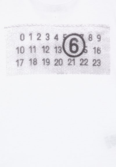 Balta marškinėliai su juodu kalendoriaus tinklo grafiku, kurio numeriai nuo 0 iki 23, o skaičius 6 ryškiai apibrėžtas.