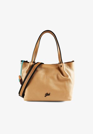 Bolso de cuero color marrón claro con doble asa y una correa de hombro negra desmontable sobre un fondo blanco.