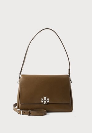 Sac à main en cuir marron avec une boucle argentée, une sangle fixe et une sangle réglable, sur un fond clair uni.