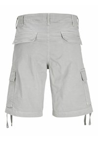 Shorts cargo gris clair avec plusieurs poches latérales, une coupe ample et des liens ajustables à l'ourlet, fabriqués en tissu durable.