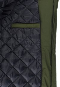 Quilted jakke med en mørk navyn blå inderside og olivengrøn yderside, der har en slank sidelomme og tekstureret stof med en skinnende finish.