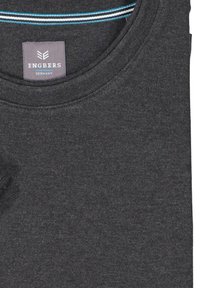 Dunkelgrau Crew-Neck-T-Shirt aus weichem Stoff. Verfügt über ein Etikett mit "ENGBERS GERMANY." Der innere Kragen hat blau-weiße Streifenakzente.