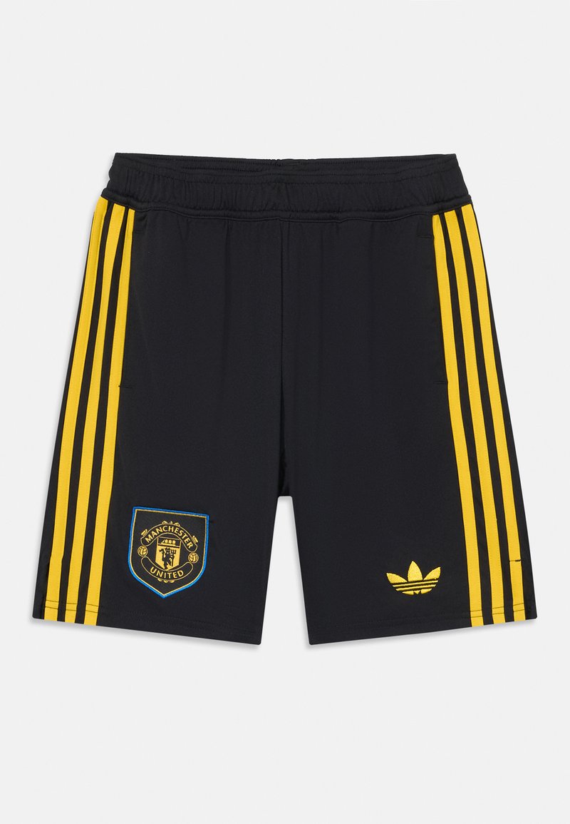 Calções atléticos pretos com riscas amarelas da Adidas, com um emblema do Manchester United na perna esquerda e um logo bordado na direita.