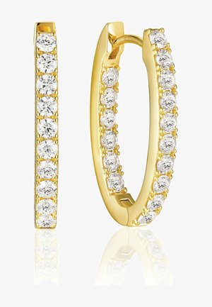 Guldörhängen i form av hoops med en rad av runda, klara stenar infattade i en polerad guldstruktur som reflekterar ljus med en slät yta.