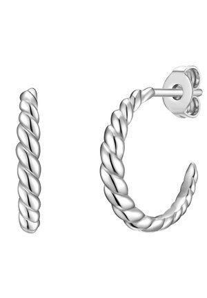 Pendientes de aro retorcidos de plata con un acabado pulido, que presentan un cierre trasero seguro y una forma redondeada, mostrando un diseño texturizado de cuerda.