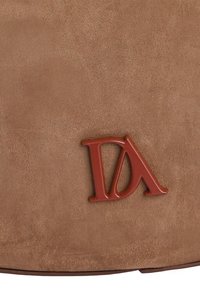 Material de ante marrón con una textura suave, que presenta un prominente logo rojo "DA". Diseño simple sin patrones o acentos adicionales.