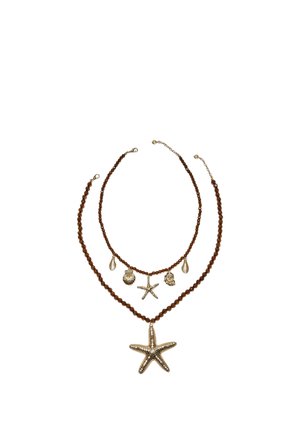 Deux colliers marron ornés de perles avec des pendentifs dorés sur le thème de la mer, comprenant des étoiles de mer, des coquillages et un pendentif en forme de rose sur un fond blanc.