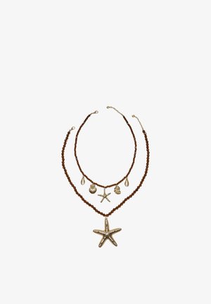 Dva hnedé korálkové náhrdelníky so zlatými príveskami s morskou tematikou, vrátane hviezdice, mušlí a ružového prívesku na bielom pozadí.